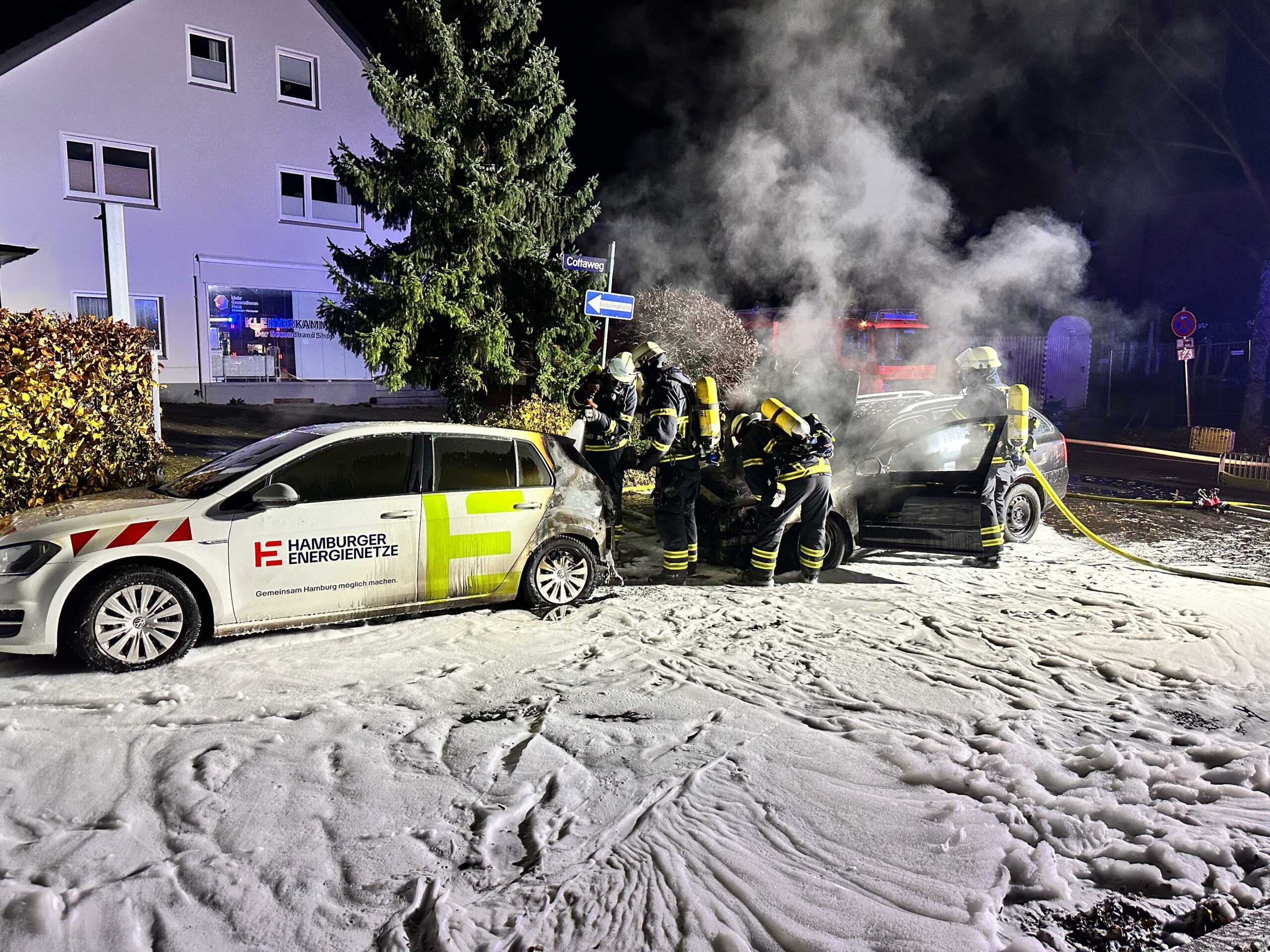 Autos brennen auf dem Cottaweg in Hamburg-Billstedt.