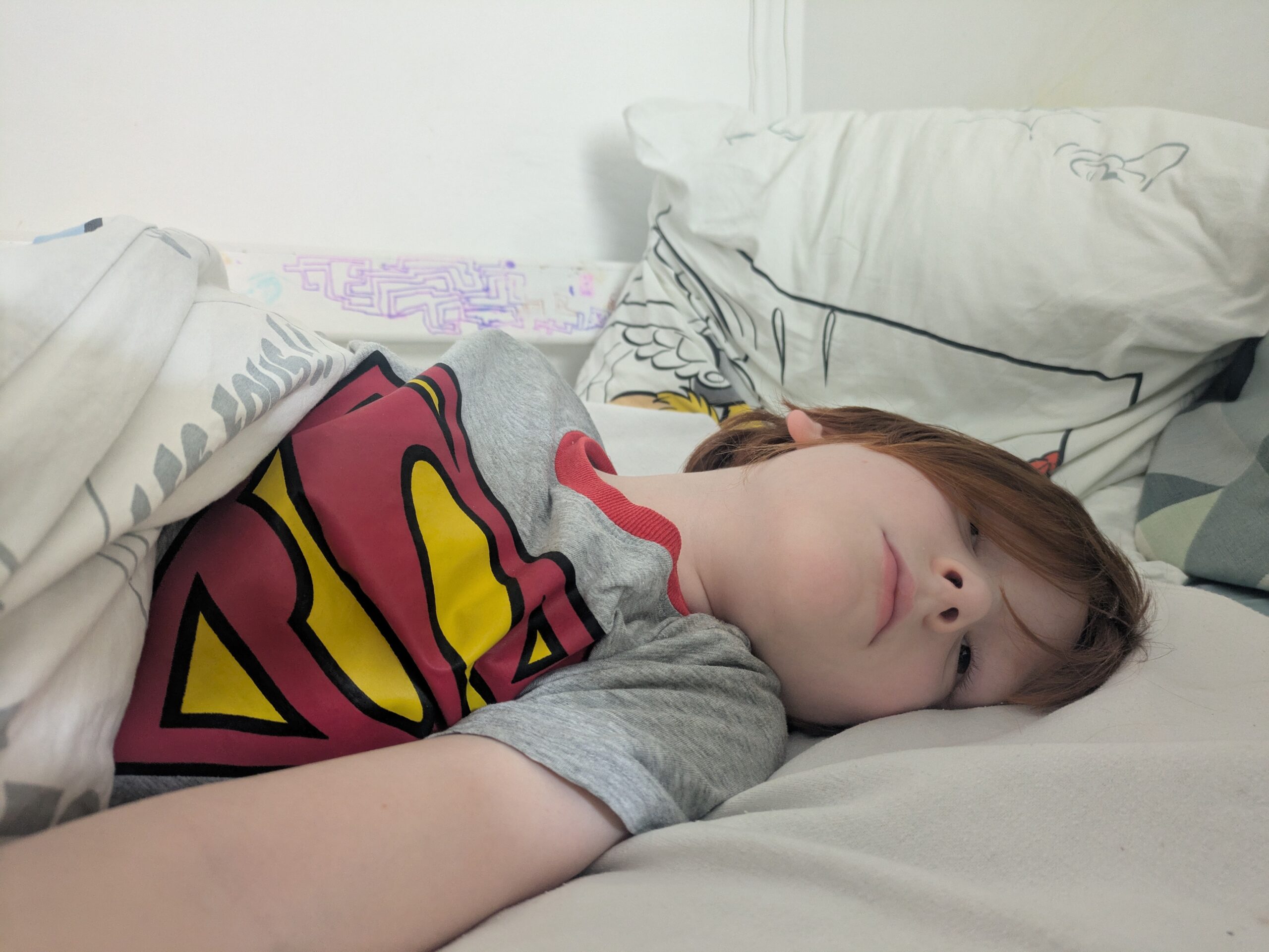 Der neunjährige Emil liegt im Bett