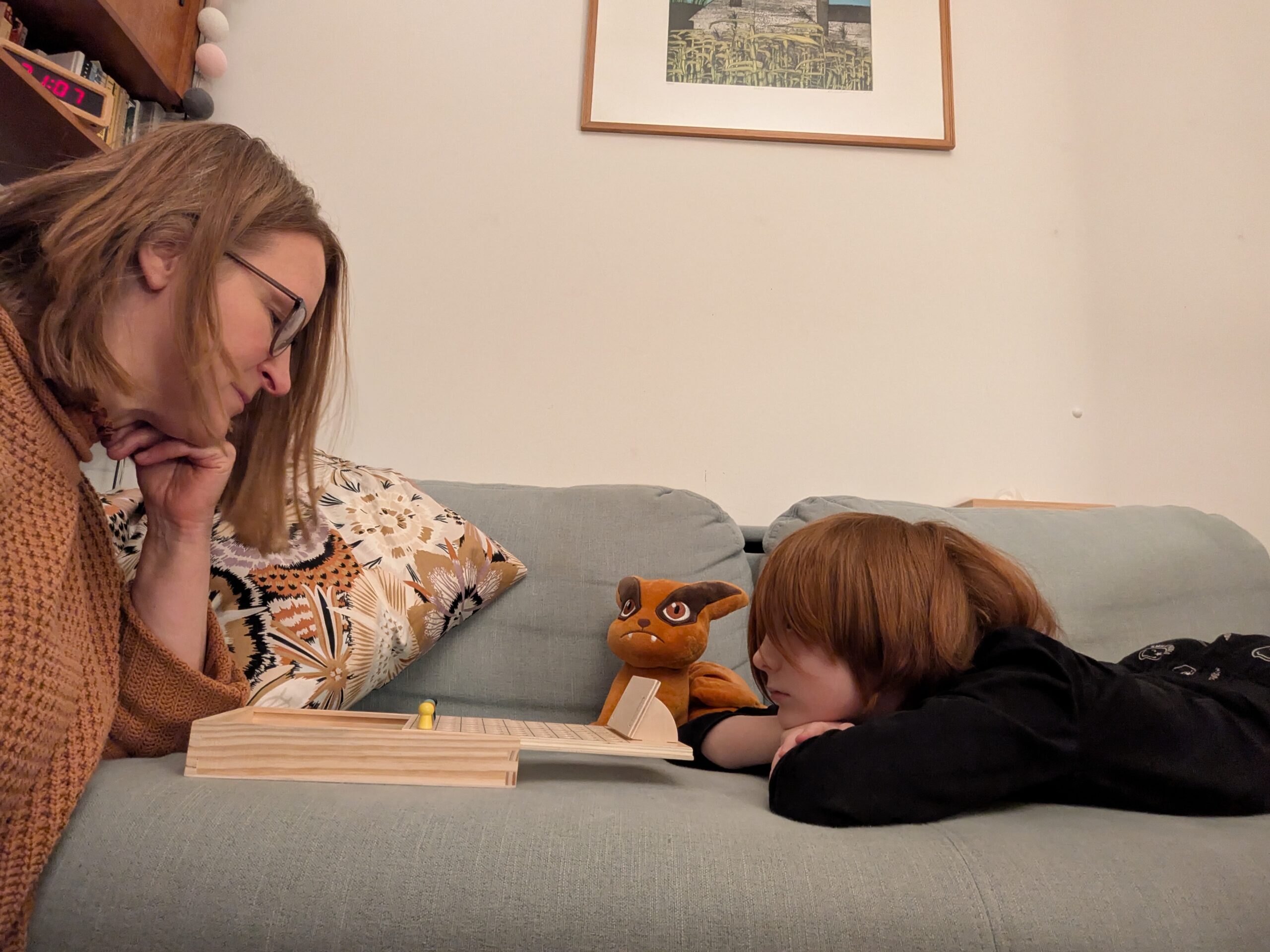 Annegret Juch spielt mit ihrem Sohn Emil