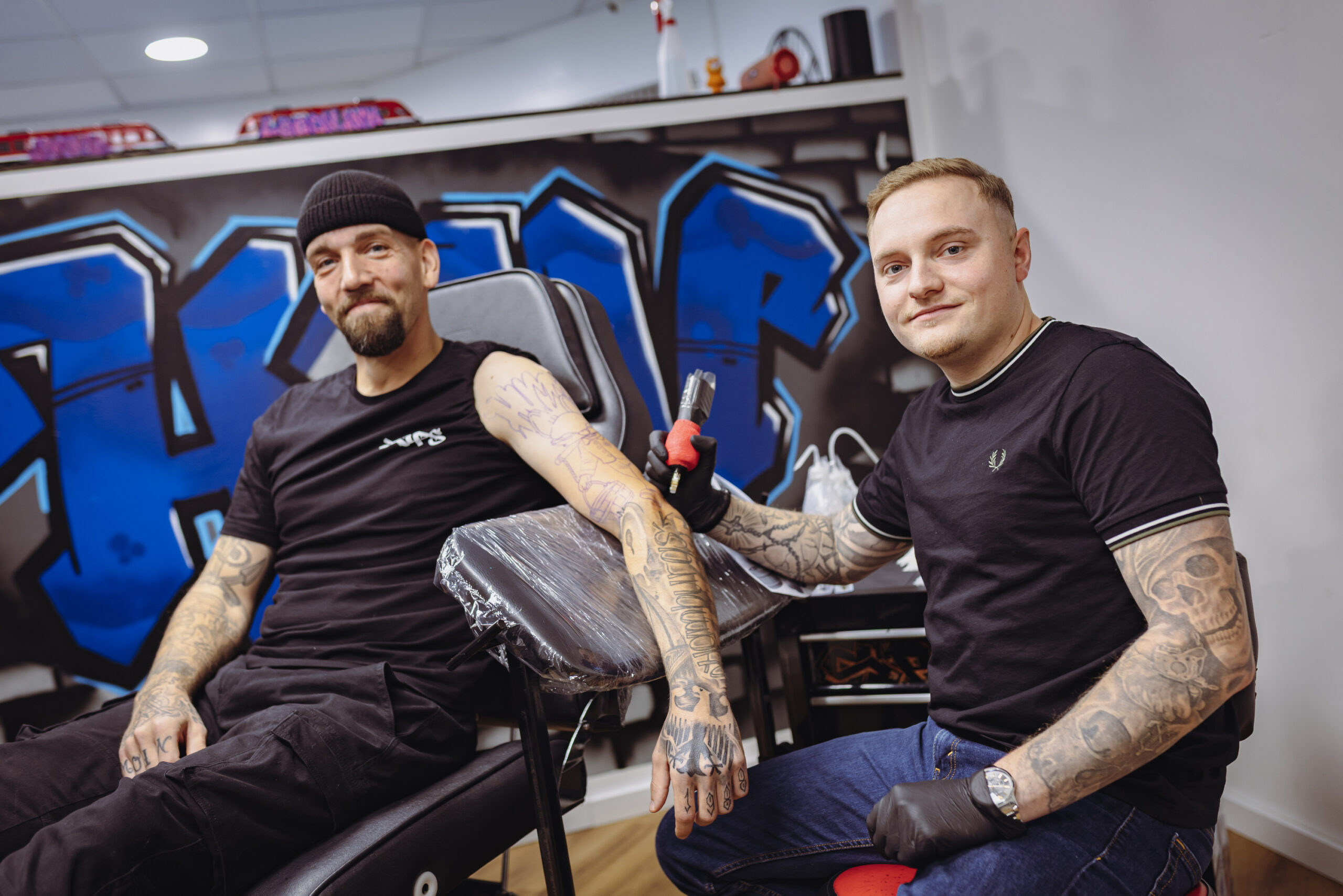 HSV-Tätowierer Spok und Kunde Tobi lächeln in die Kamera