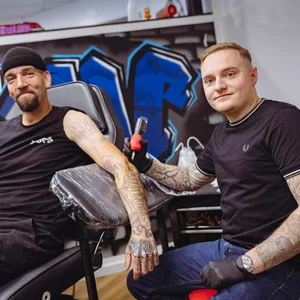 HSV-Tätowierer Spok und Kunde Tobi lächeln in die Kamera