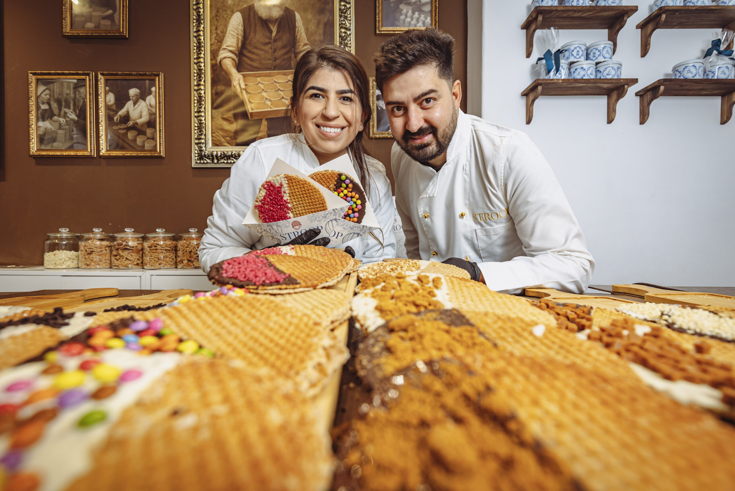 Layly und Arash Sultani verkaufen „Stroopwaffeln“ in Hamburg.