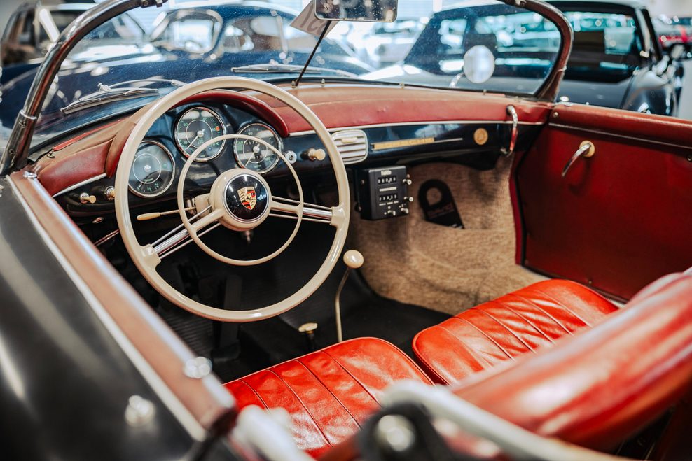 Heutige Autos haben alle ein Digitaldisplay, doch der 57er Porsche verfügt über wunderschöne Armaturen.