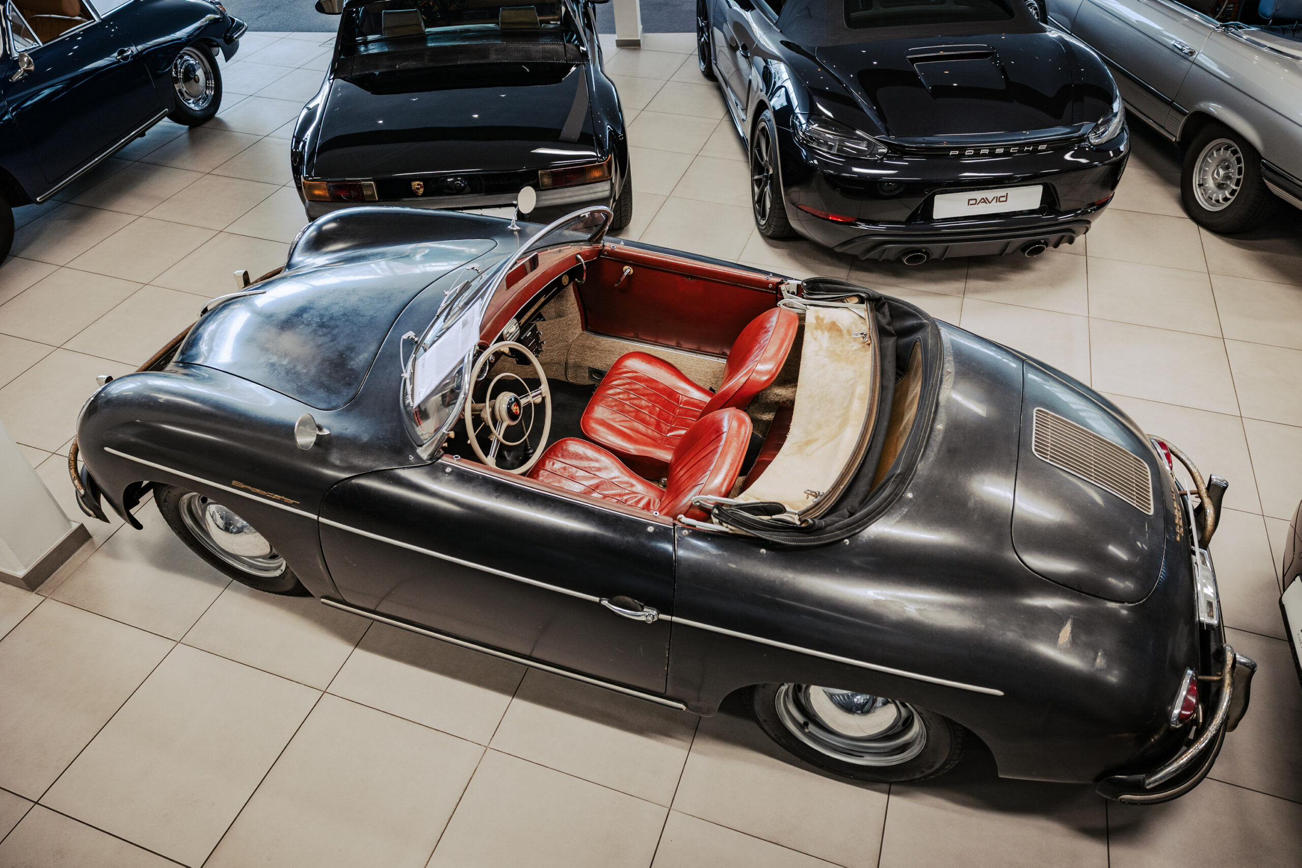 Die Patina der roten Ledersitze ist herrlich, der Kontrast zum schwarzen Fahrzeug besticht.