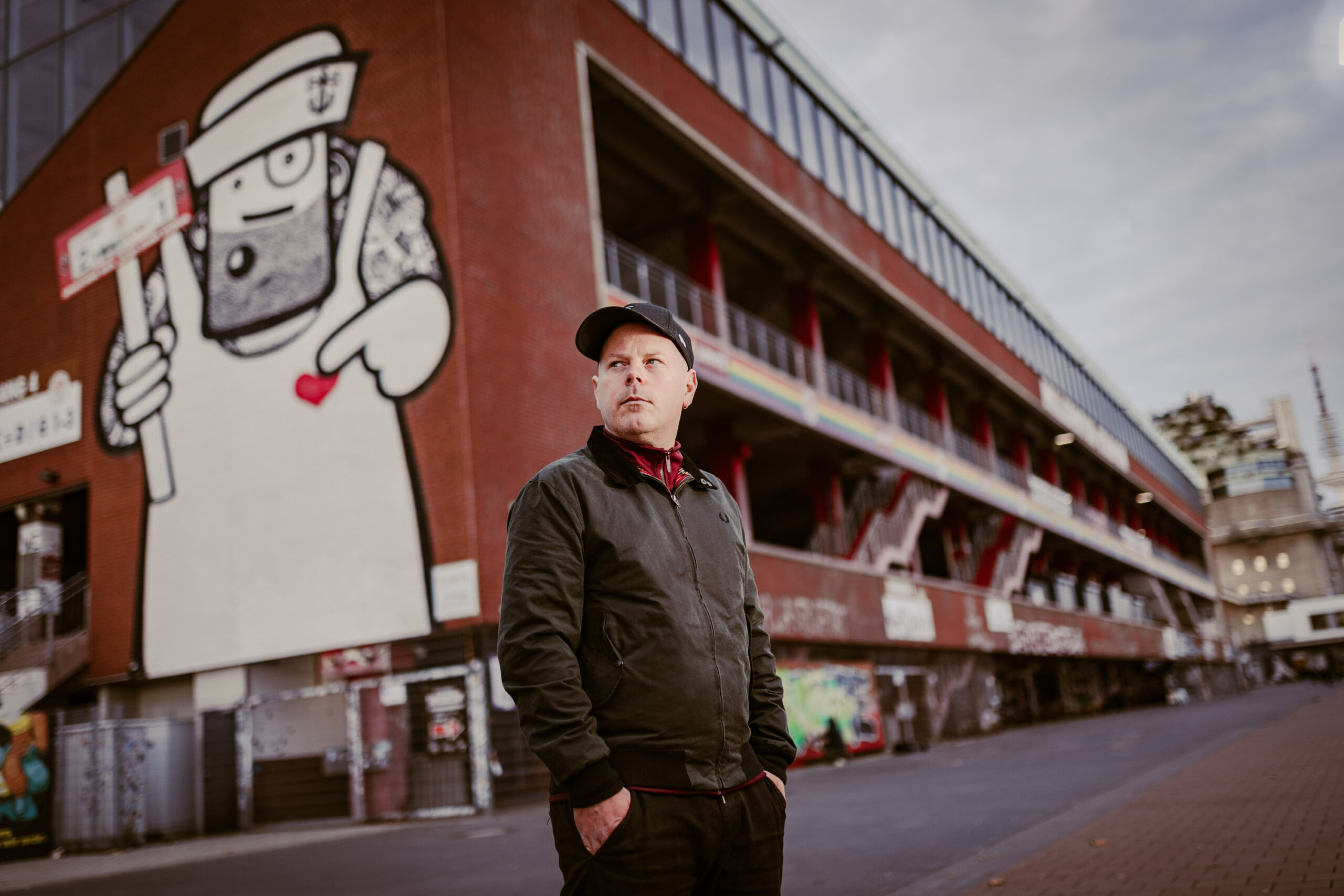 St.-Pauli-Fan König Boris Lauterbach vor dem Millerntorstadion