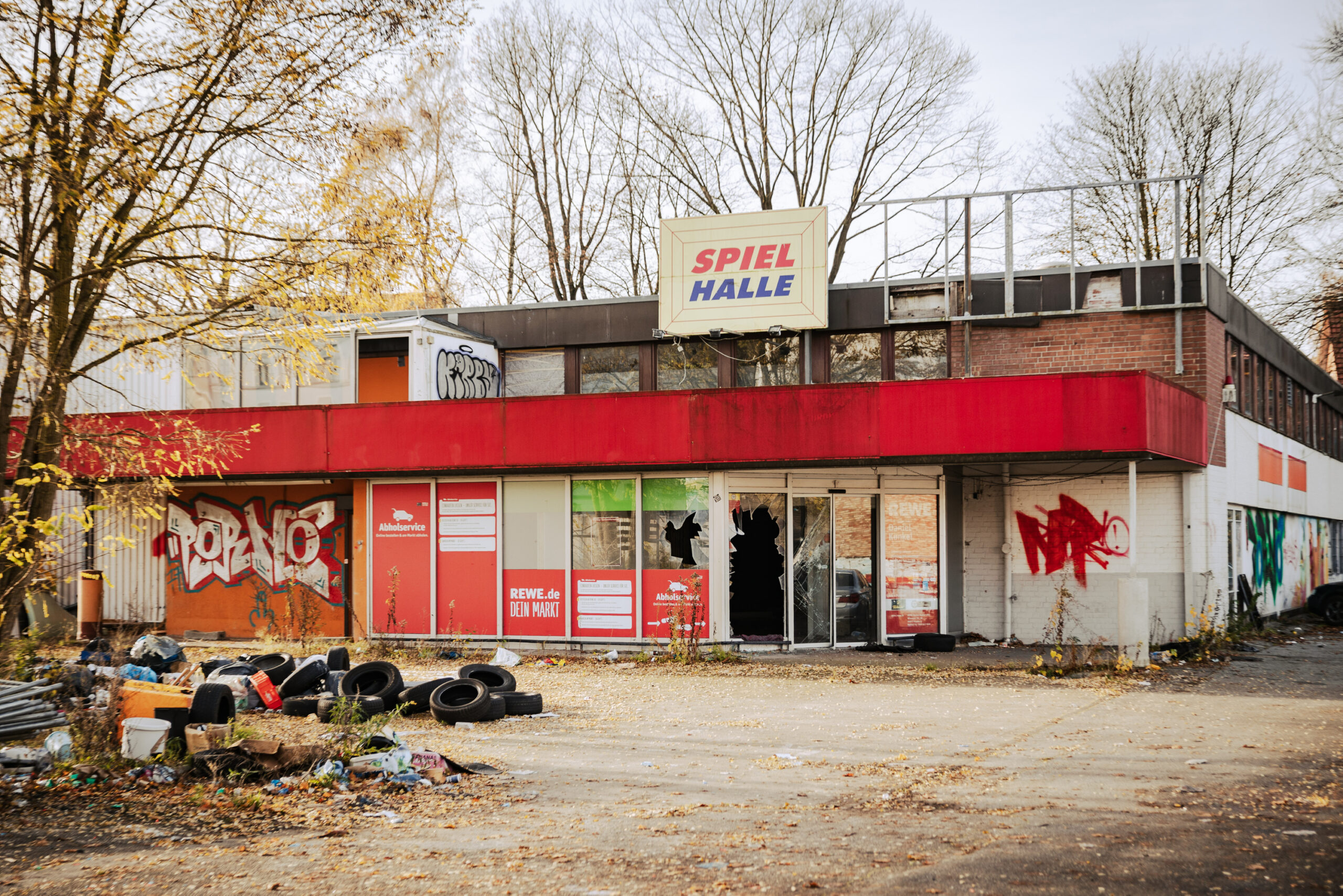 Der ehemalige REWE-Markt an der Winsener Straße steht seit Jahren leer.