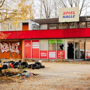 Der ehemalige REWE-Markt an der Winsener Straße steht seit Jahren leer.