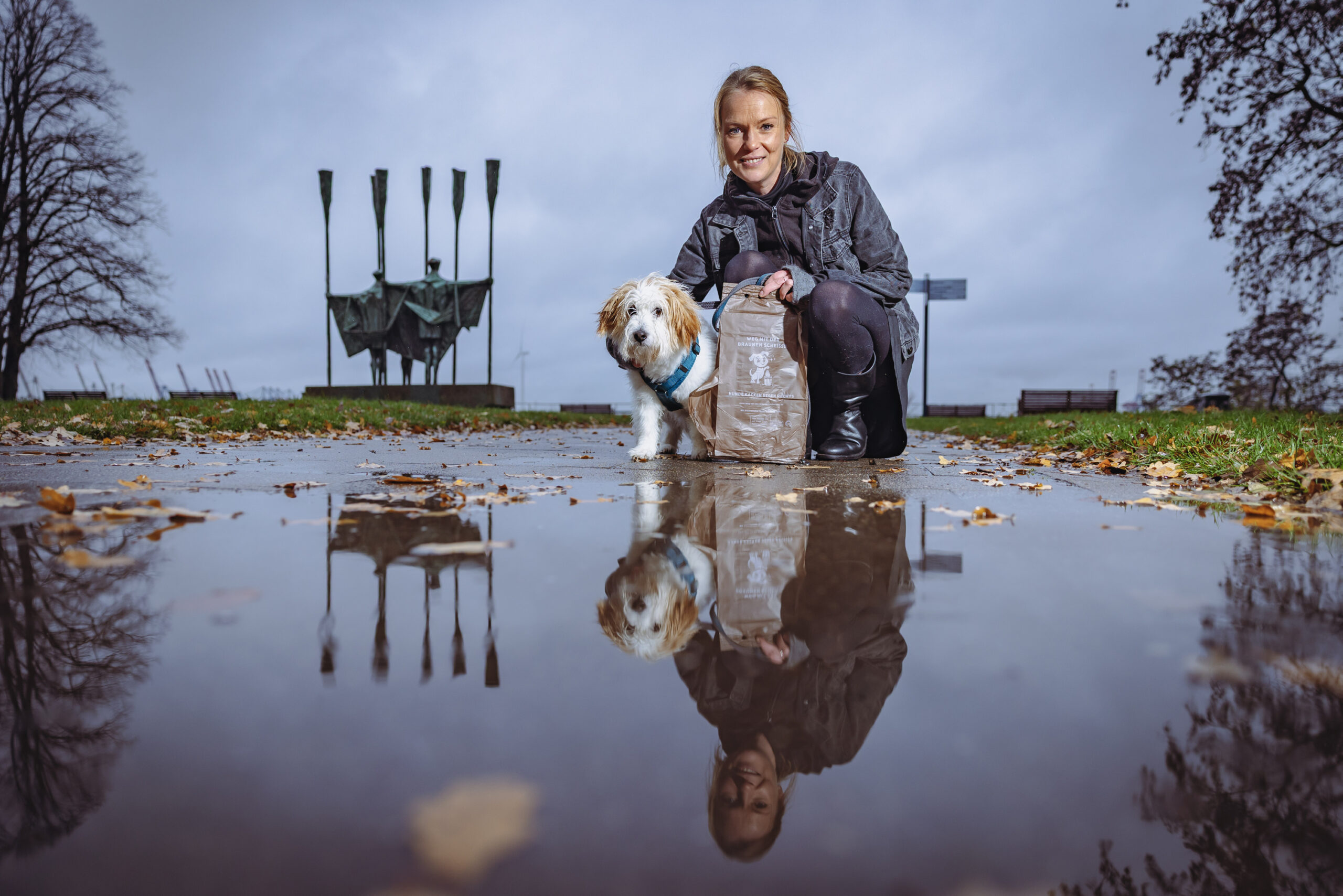 "Weg mit der braunen Scheiße - Hunde kacken gegen rechts": Sabrina Altenberend (45), hier mit Hund „Woody“, ist der Kopf hinter den Kotbeuteln mit politischer Botschaft.