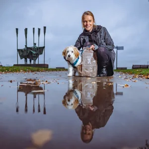 "Weg mit der braunen Scheiße - Hunde kacken gegen rechts": Sabrina Altenberend (45), hier mit Hund „Woody“, ist der Kopf hinter den Kotbeuteln mit politischer Botschaft.