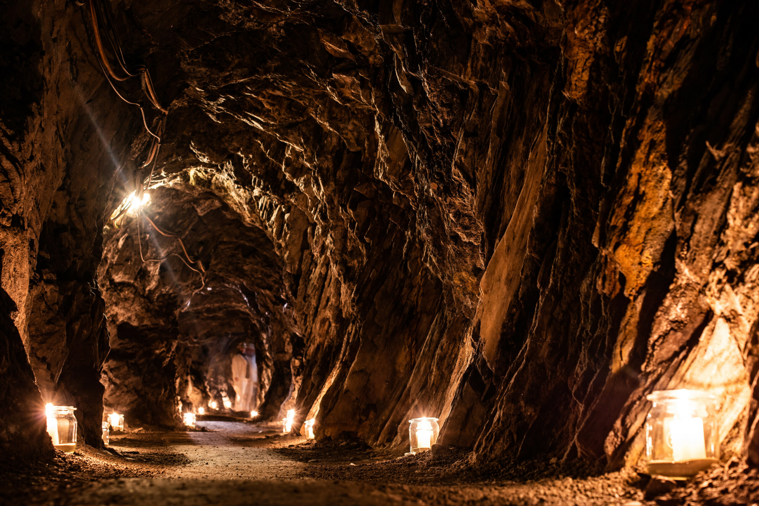Kerzen erleuchten den einzigen unterirdischen Weihnachtsmarkt Norddeutschlands.