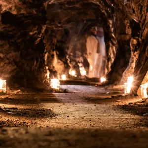 Kerzen erleuchten den einzigen unterirdischen Weihnachtsmarkt Norddeutschlands.