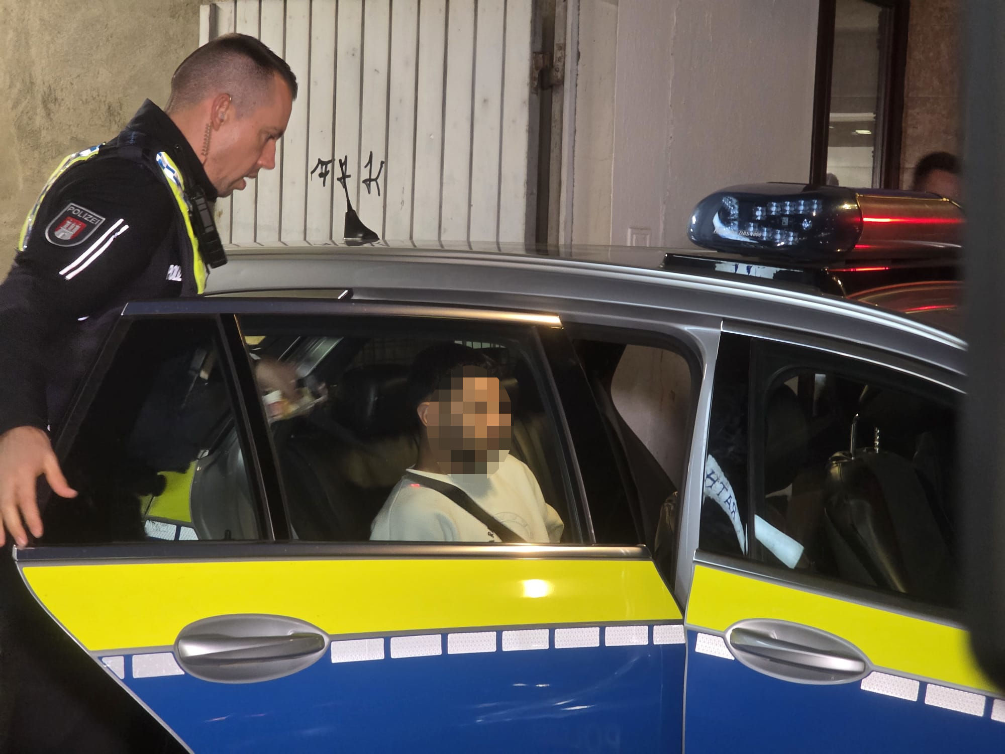 Ein Mann wurde bei der Razzia in Harburg festgenommen.