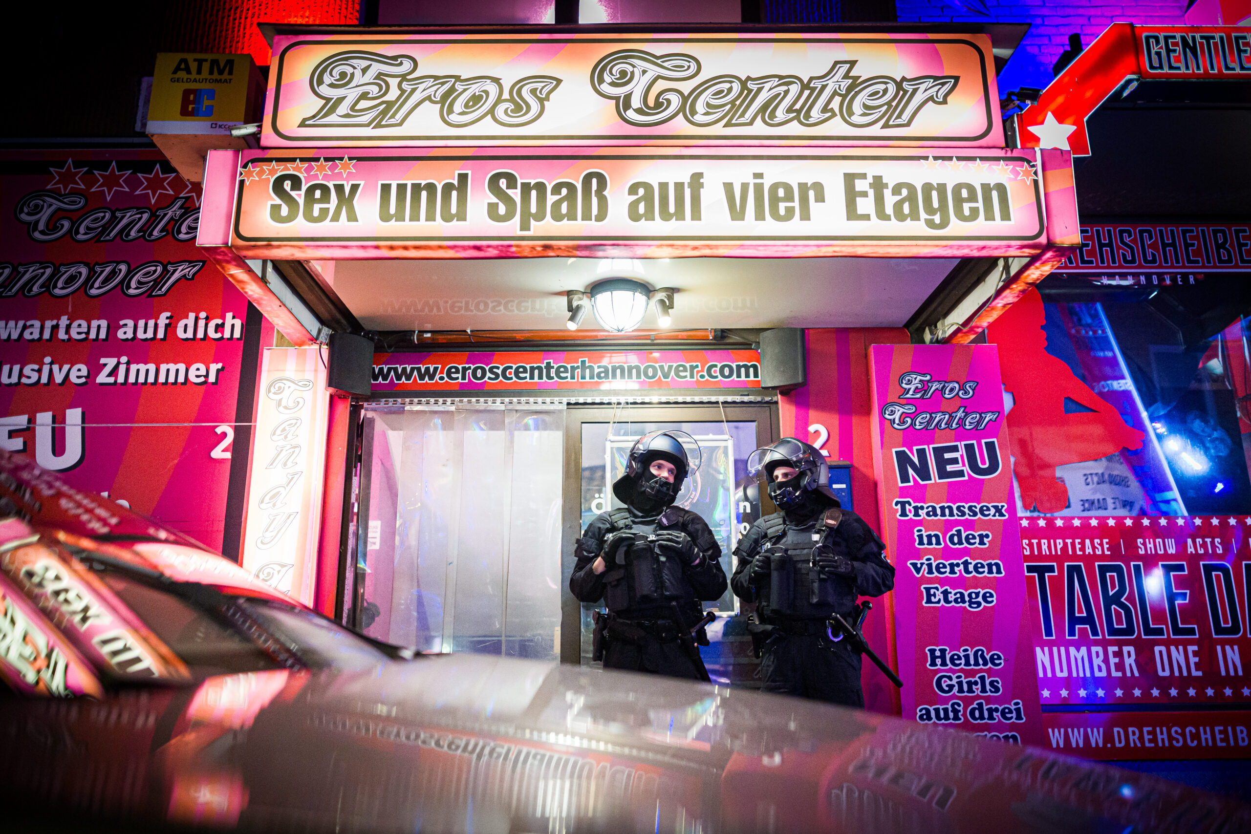 Polizeibeamte vor Bordell in Steintorviertel