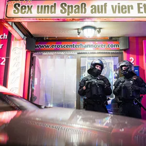 Polizeibeamte vor Bordell in Steintorviertel