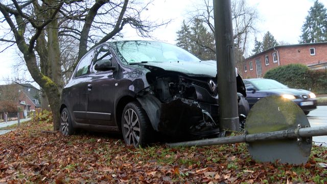 Der 86-Jährige setzte seinen Wagen gegen die Laterne, woraufhin das Leuchtmittel auf die vielbefahrene Friedrich-Ebert-Allee knallte.