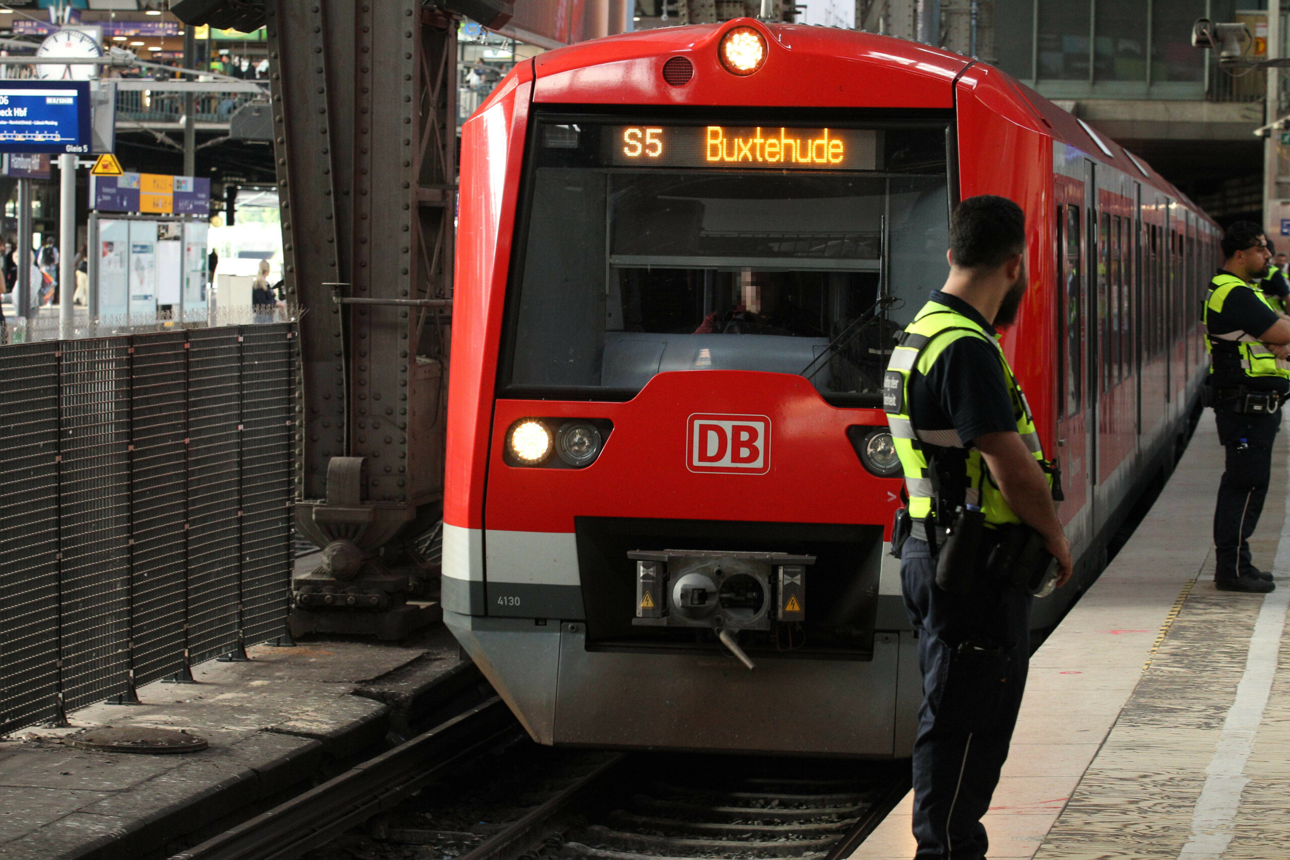 Mitarbeiter der DB-Sicherheit steigen am S-Bahn-Gleis am Hauptbahnhof. (Symbolbild)