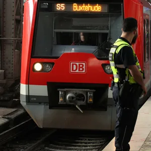 Mitarbeiter der DB-Sicherheit steigen am S-Bahn-Gleis am Hauptbahnhof. (Symbolbild)