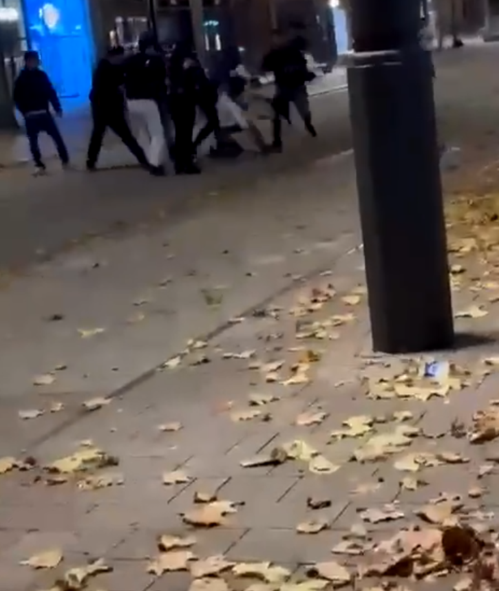 Eine ganze Gruppe von Männern prügelt auf ihr Opfer ein.