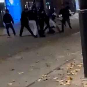 Eine ganze Gruppe von Männern prügelt auf ihr Opfer ein.