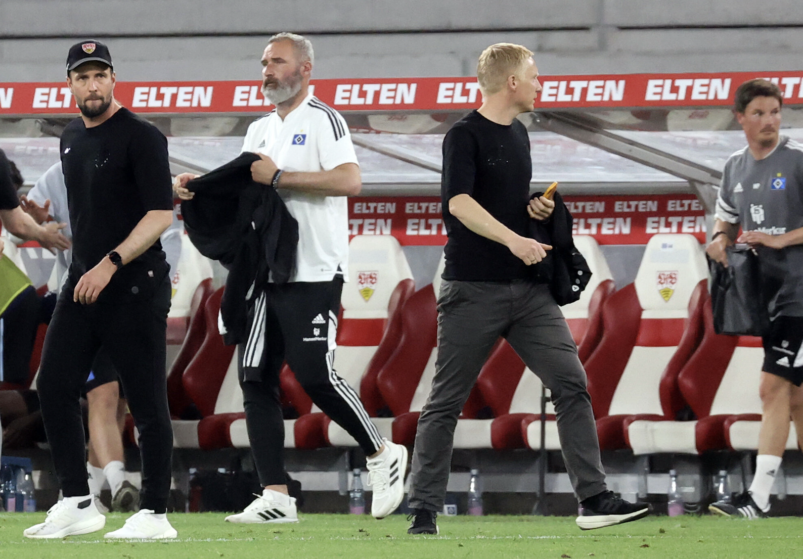 Sebastian Hoeneß und Tim Walter vor der Auswechselbank
