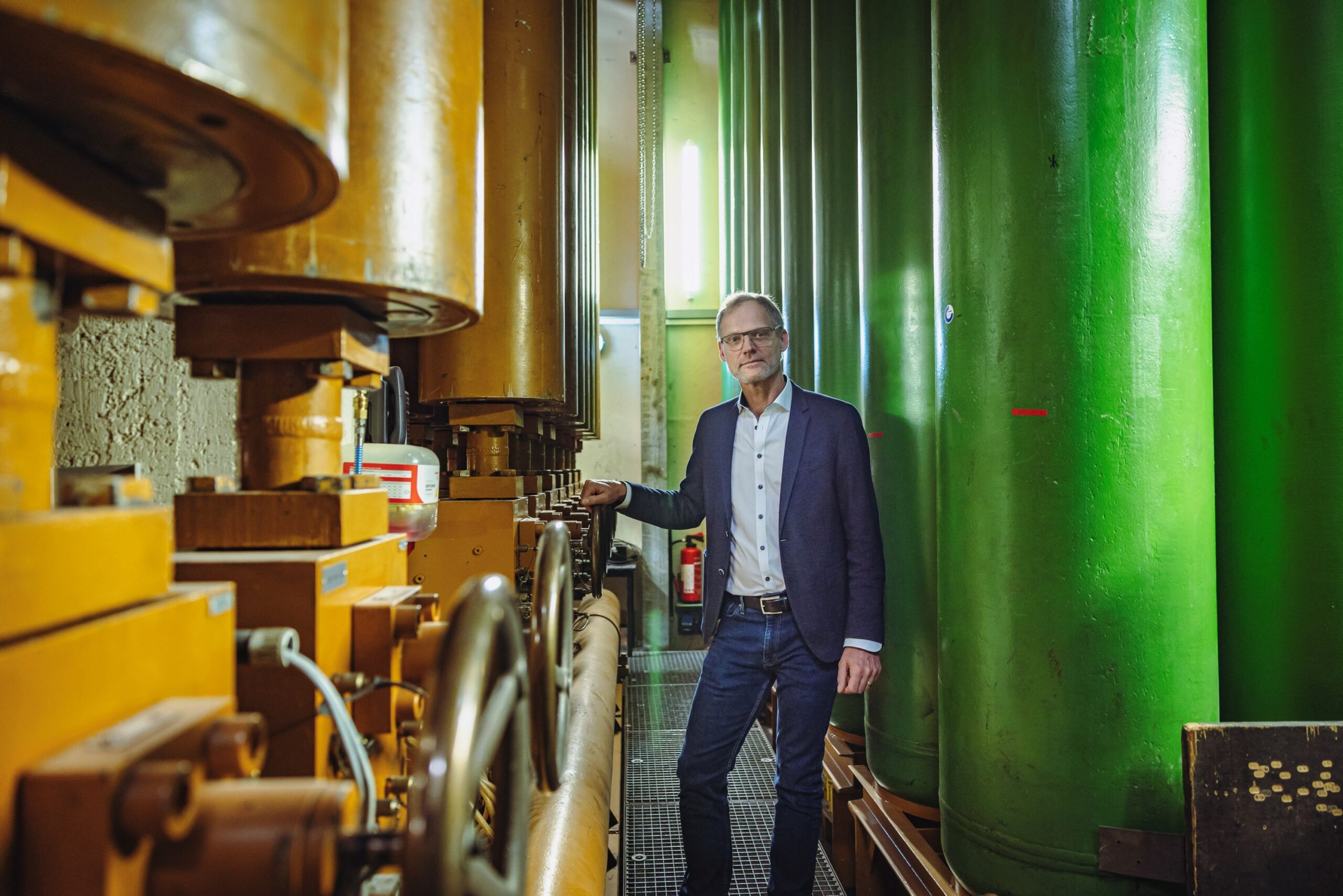 Christian Voß, technischer Direktor der Hamburgischen Staatsoper, an der Hydraulikanlage. Damit kann er die sechs Podien der Bühne bewegen.