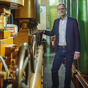 Christian Voß, technischer Direktor der Hamburgischen Staatsoper, an der Hydraulikanlage. Damit kann er die sechs Podien der Bühne bewegen.