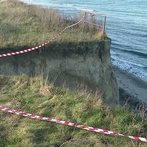 Steilküste an der Ostsee abgrbrochen – Radfahrerin in die Tiefe griessen