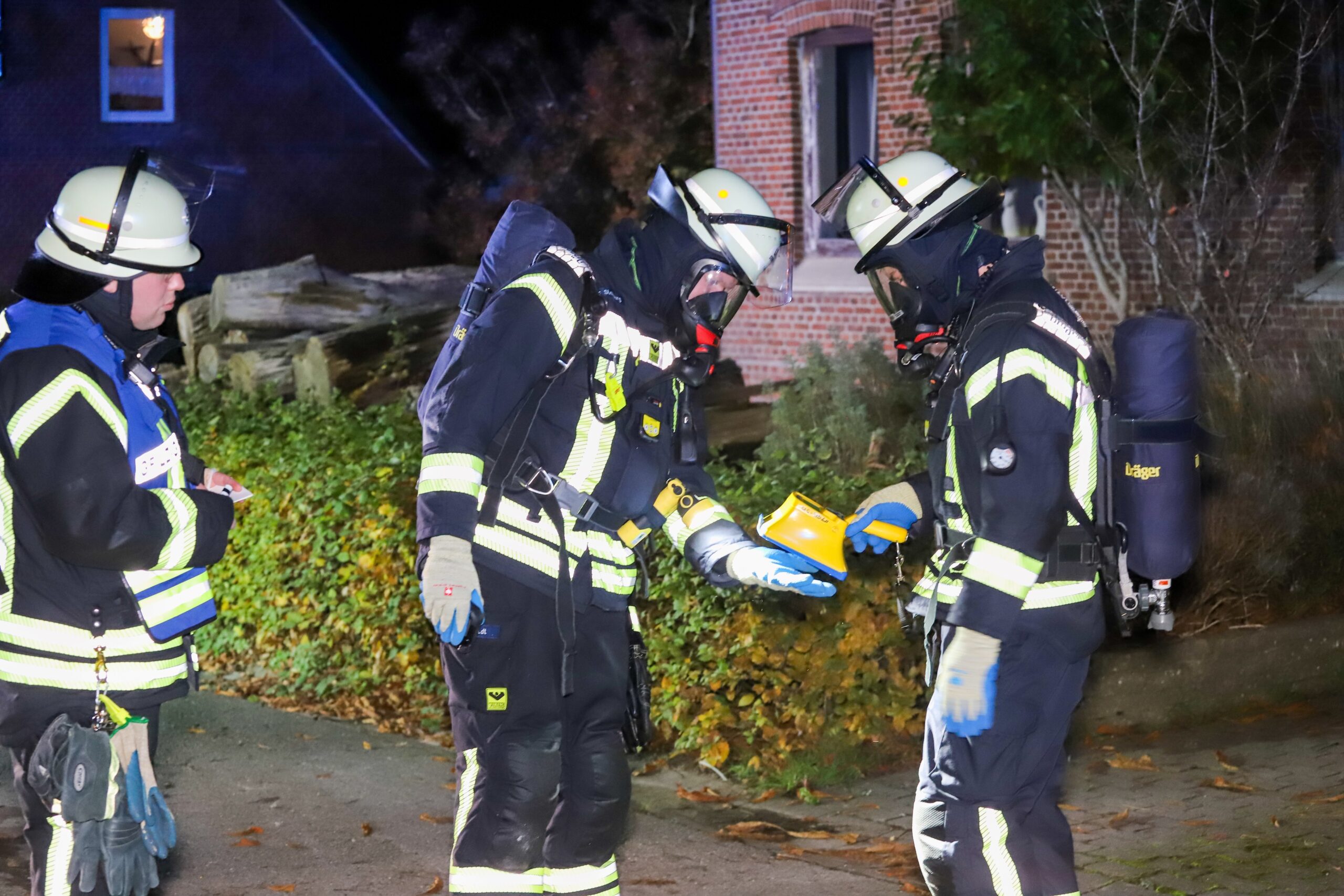 Feuerwehrleute messen in Elskop mit einem Geigerzähler radioaktive Strahlung.