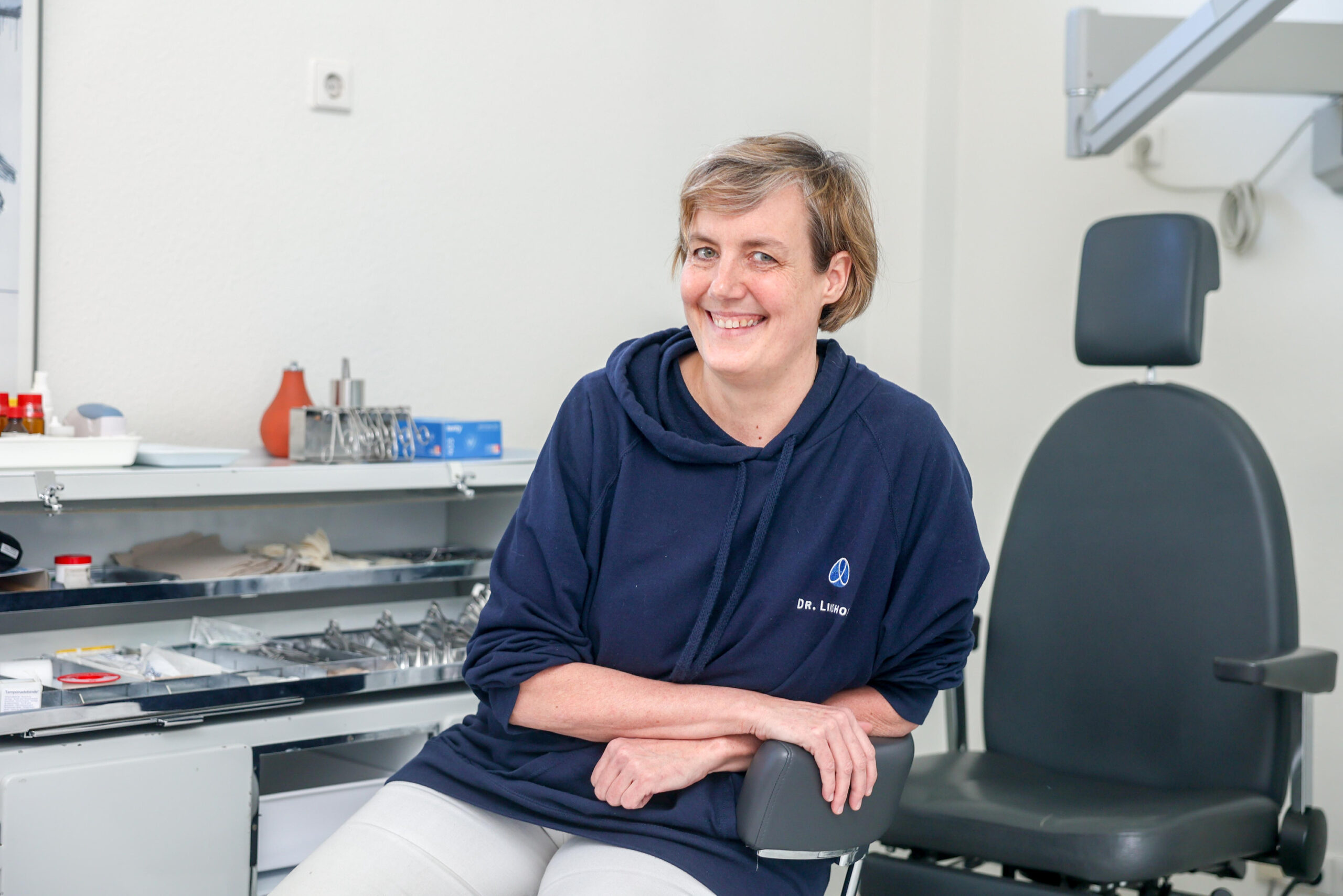 Frau mit kurzen Haaren, lächeln in einer Praxis