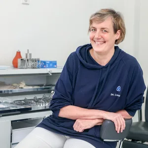 Frau mit kurzen Haaren, lächeln in einer Praxis