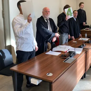 Die Angeklagten F.(22) und W.(19) vor der Jugendkammer des Landgericht Hamburg.