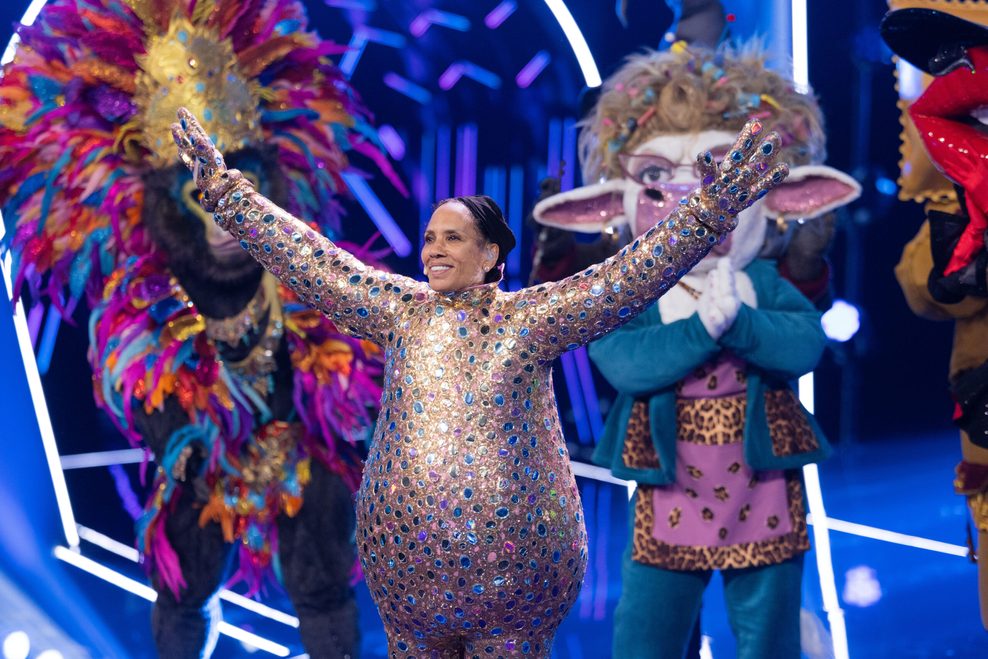 Barbara Becker steht als Figur „Smiley“ in der Prosieben-Show „The Masked Singer“ auf der Bühne.