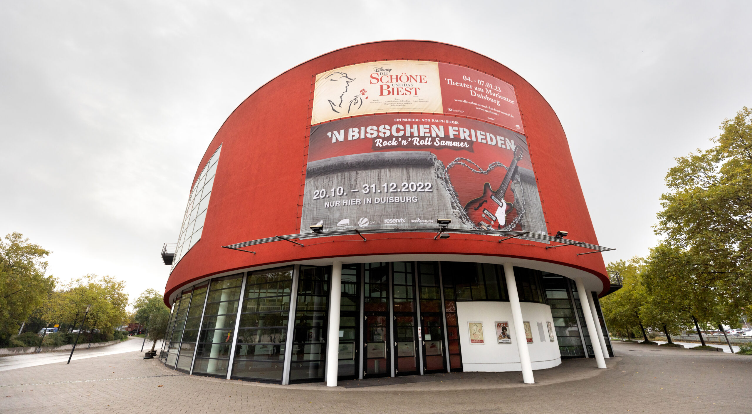 Das Theater am Marientor wirbt an seiner Fassade für das Musical «N'bisschen Frieden - Rock'n'Roll Summer»
