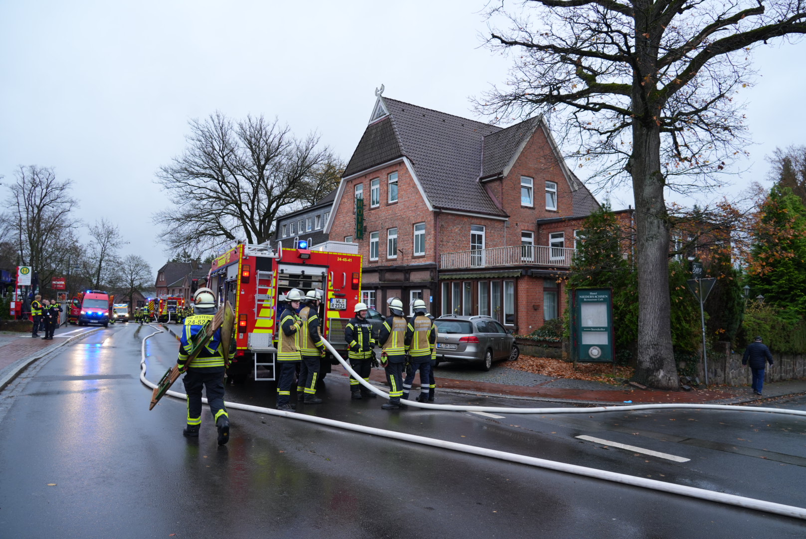 Feuerwehr und Rettungsdienst sind in Jesteburg im Großeinsatz.