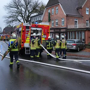 Feuerwehr und Rettungsdienst sind in Jesteburg im Großeinsatz.