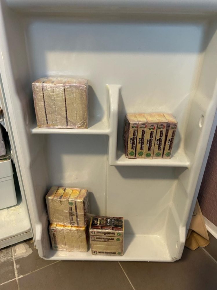 In der Wohnung des mutmaßlichen Drogenschmugglers fanden die Zollfahnder 20 Kilogramm Haschisch im Kühlschrank – verpackt als Dubai-Schokolade.