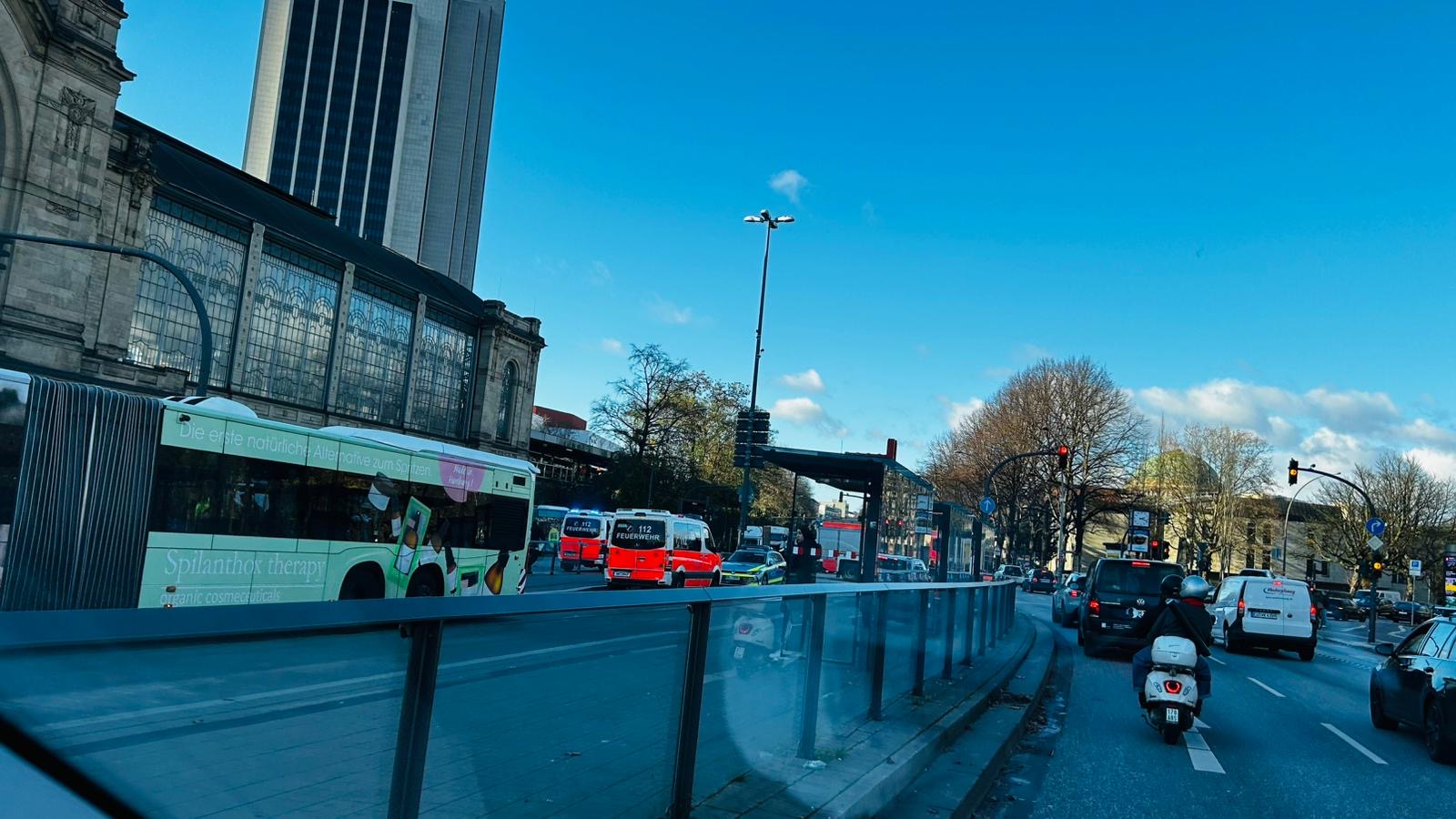 Busnotbremsung am Dammtorbahnhof – acht Fahrgäste zum teil schwer verletzt