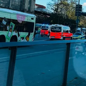 Busnotbremsung am Dammtorbahnhof – acht Fahrgäste zum teil schwer verletzt