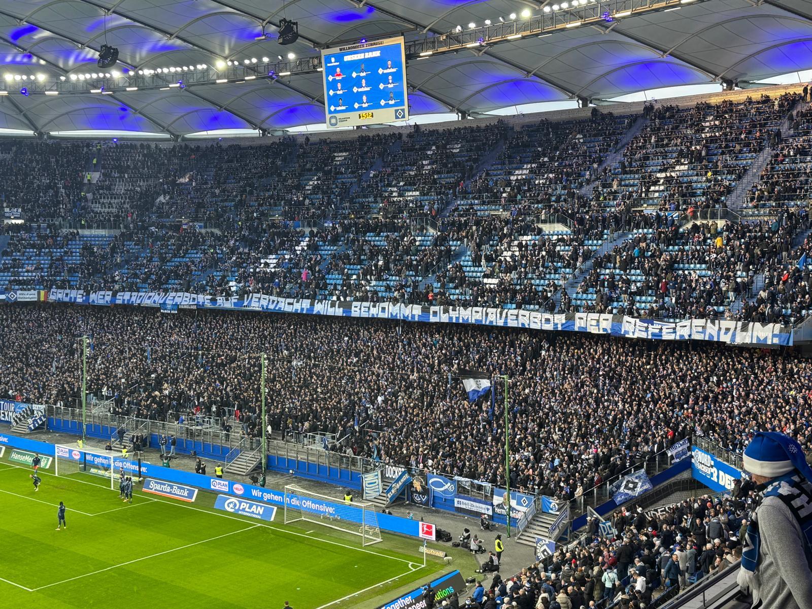 Die Ultras des HSV im Stadion haben noch eine Botschaft an Andy Grote.