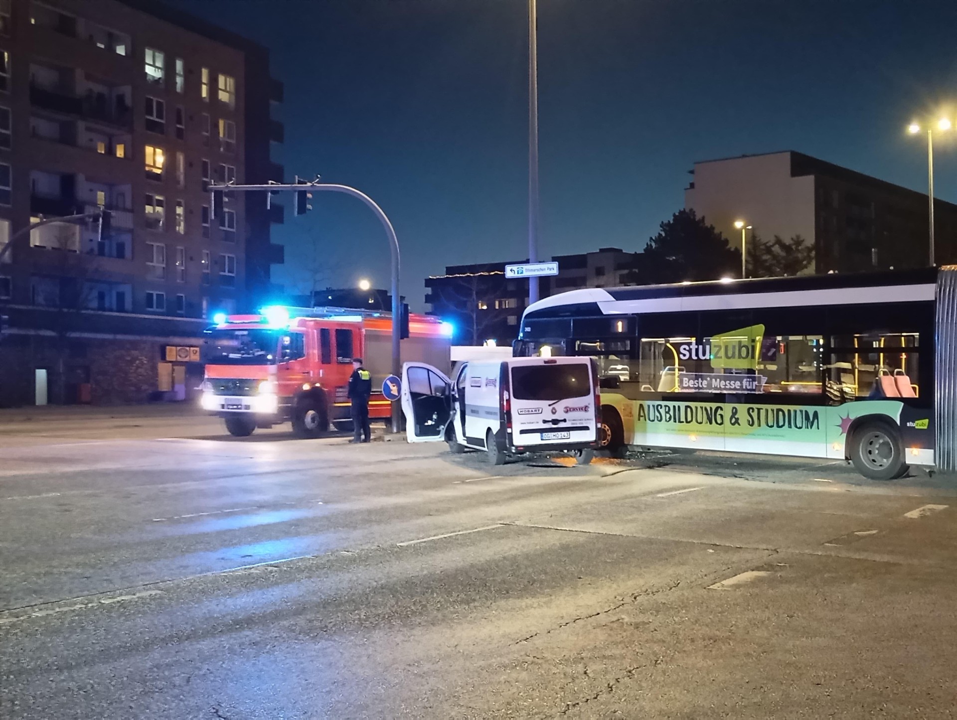 Ein Linienbus un dein Transporter verunfallten nahe des AK Altona