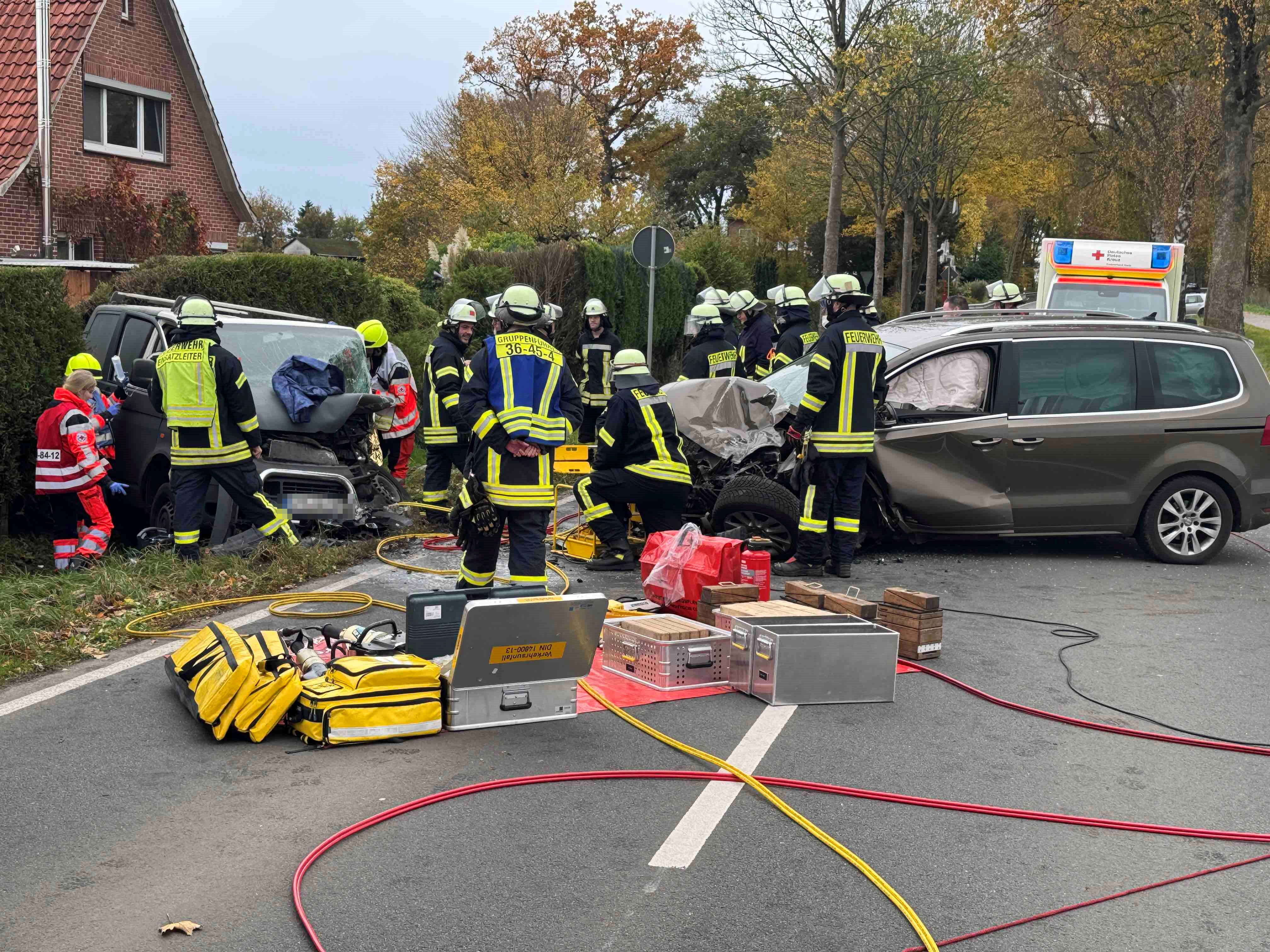 Schwerer Unfall auf einer Landstraße in Horneburg: Zwei Autos sind frontal ineinander gerast.