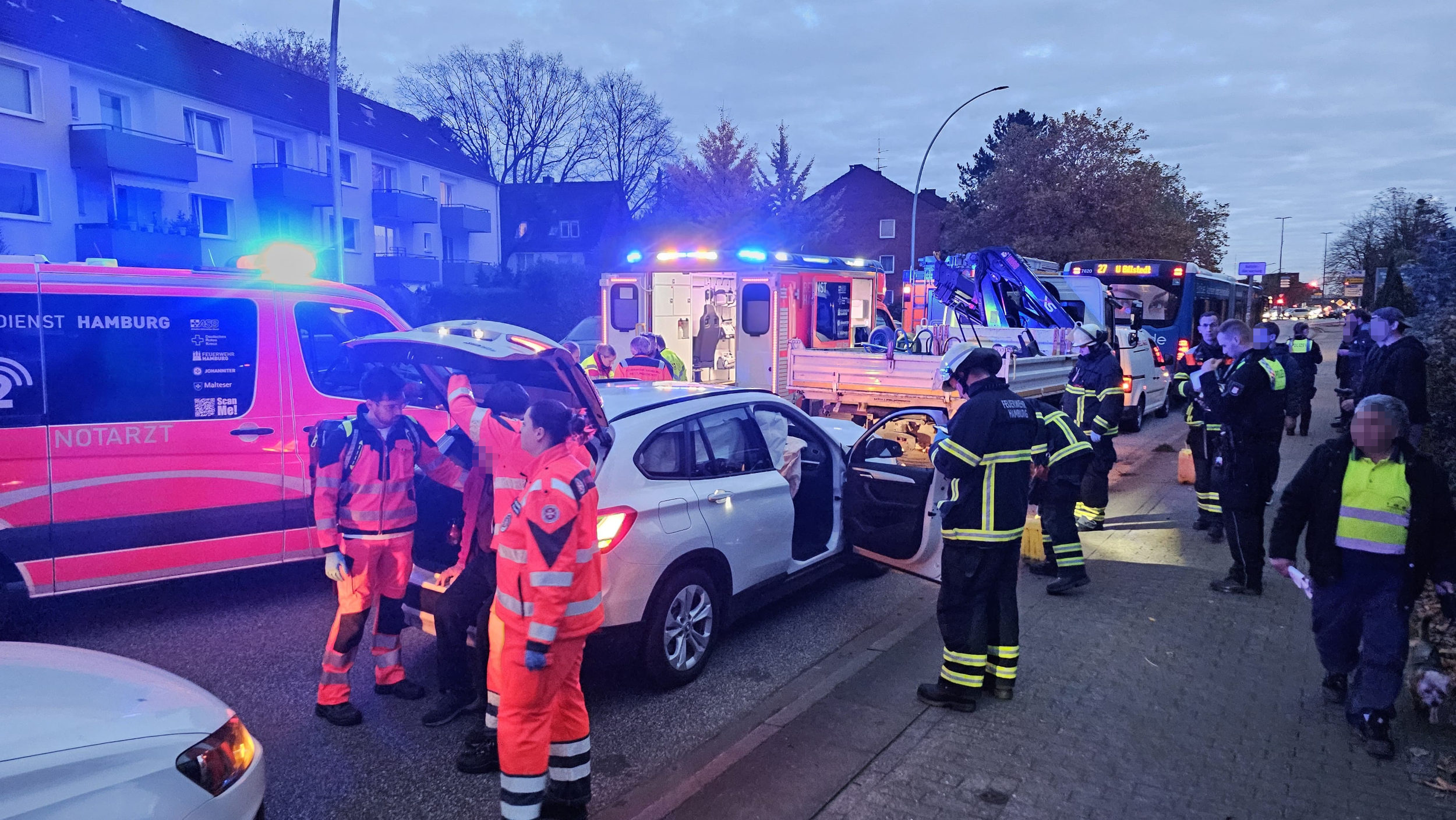 Der BMW schob mehrere Fahrzeuge ineinander und schließlich gegen den HVV-Bus.