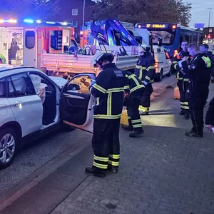 Der BMW schob mehrere Fahrzeuge ineinander und schließlich gegen den HVV-Bus.