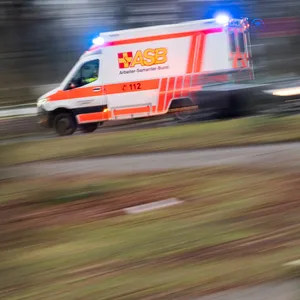 Rettungswagen im Einsatz (Symbolbild).