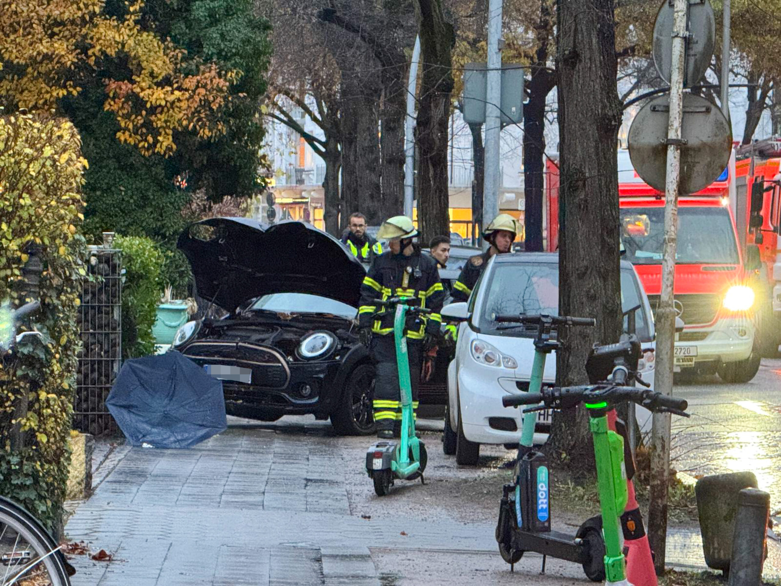 Der Mini fuhr auf dem Gehweg mehrere Menschen an.