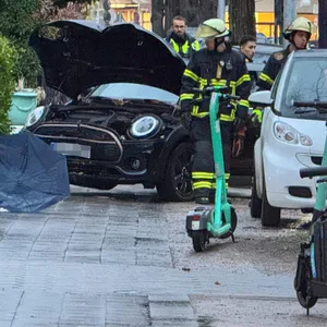 Der Mini fuhr auf dem Gehweg mehrere Menschen an.