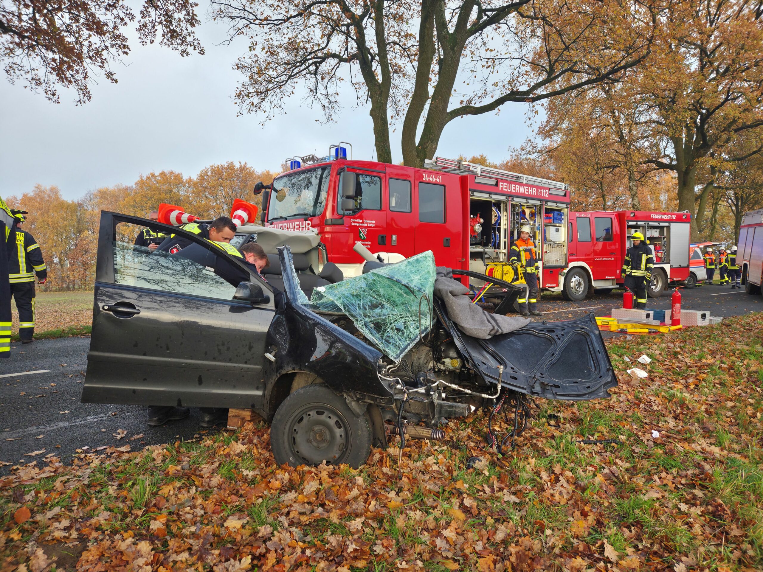 Der zerstörte Pkw nach dem Unfall in Süderwalsede bei Verden.