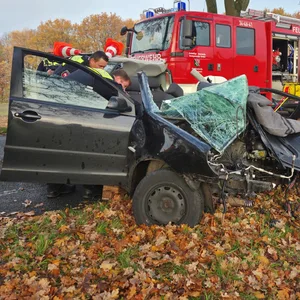 Der zerstörte Pkw nach dem Unfall in Süderwalsede bei Verden.