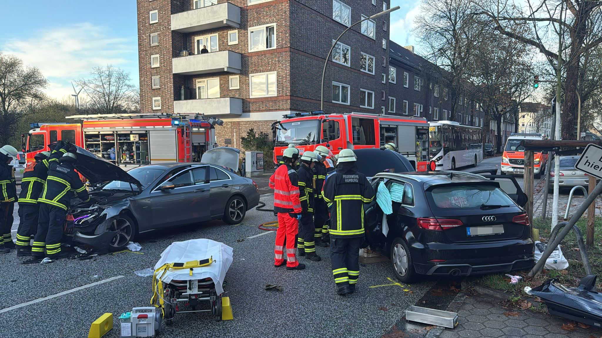 Schwerer Unfall in Bergedorf – drei Veretzte an viel befahrener Kreuzung