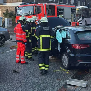 Schwerer Unfall in Bergedorf – drei Veretzte an viel befahrener Kreuzung